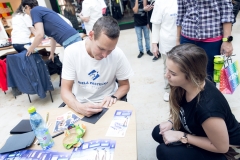 Matej Toth podpisuje