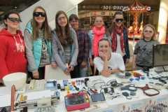 deti pri stole s pomockami Zilina