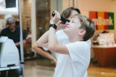 Chlapec sa pozerá cez teleskop