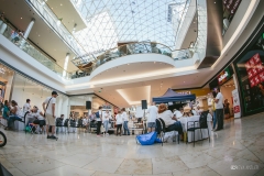 Pohľad na pódium a stánky Bielej pastelky v OC Eurovea