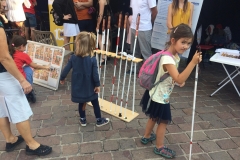 Ľudia si pozerajú pomôcky, Košice